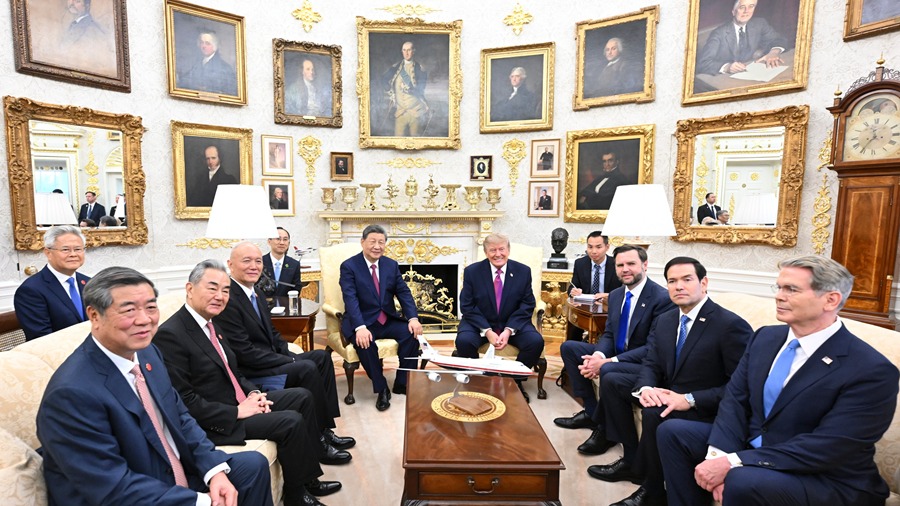 Delegacje Chin i USA w Gabinecie Owalnym Delegacje Chin i Stanów Zjednoczonych podczas rozmów w Gabinecie Owalnym