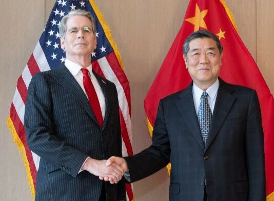 Chiny i USA rozmawiały o mechanizmie dialogu w sprawie sztucznej inteligencji He Lifeng i Scott Bessent przed rozmowami Chin i USA w Nowym Jorku