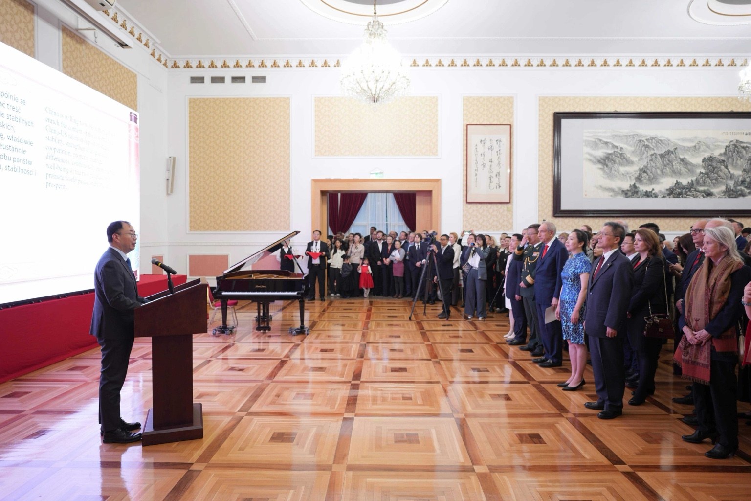 Ambasador Lu Shan przemawia do gości podczas obchodów 77. rocznicy powstania ChRL w Warszawie