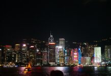 Hongkong przedstawia pierwszy plan pięcioletni na lata 2026–2030 Panorama Hongkongu widziana z Victoria Harbour