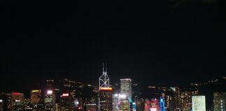 Hongkong przedstawia pierwszy plan pięcioletni na lata 2026–2030 Panorama Hongkongu widziana z Victoria Harbour