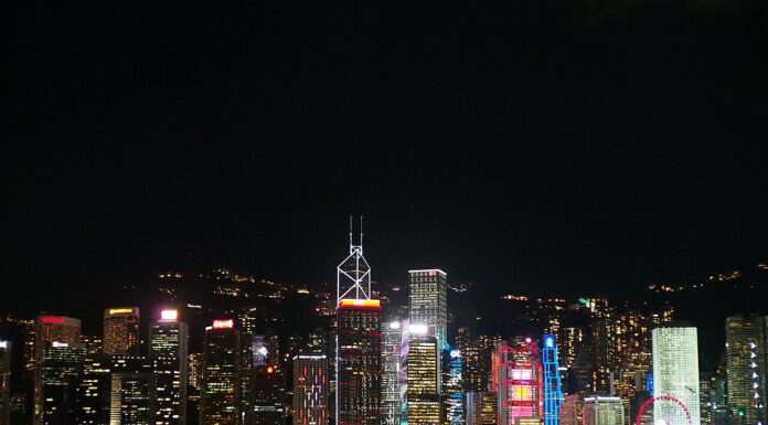 Hongkong przedstawia pierwszy plan pięcioletni na lata 2026–2030 Panorama Hongkongu widziana z Victoria Harbour