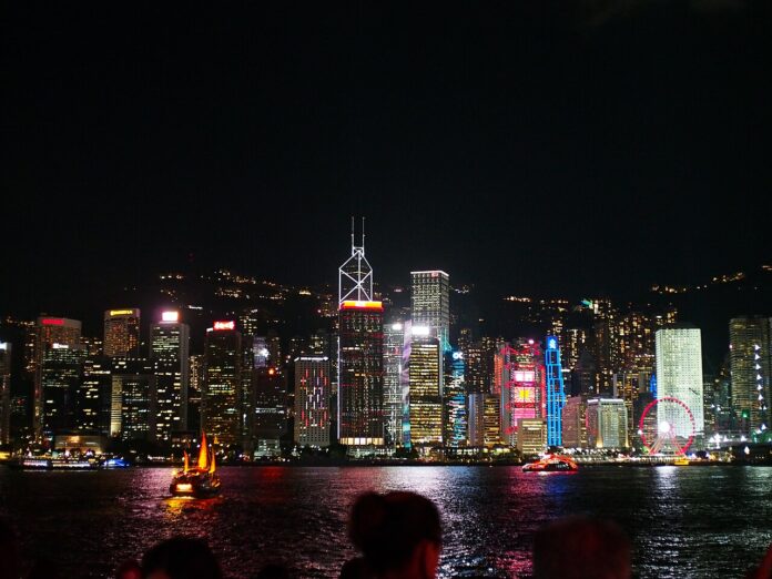 Hongkong – pierwszy plan pięcioletni na lata 2026–2030 Panorama Hongkongu widziana z Victoria Harbour