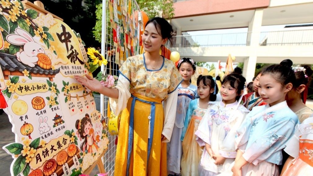 Święto Środka Jesieni w Xuzhou Nauczycielka przedstawia dzieciom tradycje Święta Środka Jesieni w Xuzhou