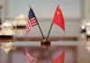 Trump i Xi przed szczytem w Waszyngtonie. Co jest stawką rozmów? Flagi Chin i Stanów Zjednoczonych przed szczytem Xi Jinping–Donald Trump w Waszyngtonie