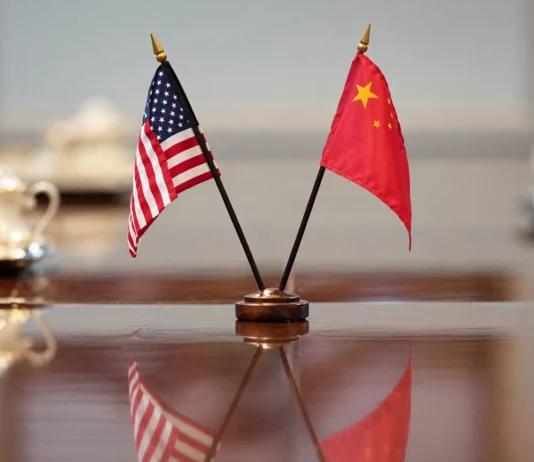 Trump i Xi przed szczytem w Waszyngtonie. Co jest stawką rozmów? Flagi Chin i Stanów Zjednoczonych przed szczytem Xi Jinping–Donald Trump w Waszyngtonie