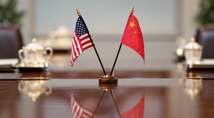 Trump i Xi przed szczytem w Waszyngtonie. Co jest stawką rozmów? Flagi Chin i Stanów Zjednoczonych przed szczytem Xi Jinping–Donald Trump w Waszyngtonie