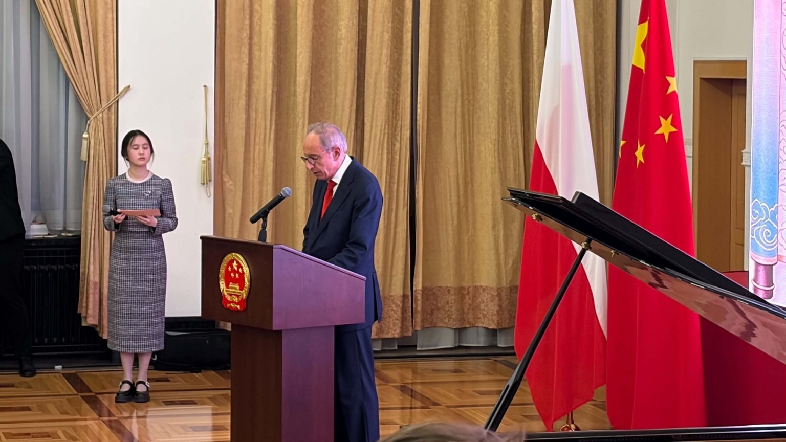 Władysław Teofil Bartoszewski przemawia podczas przyjęcia z okazji 77. rocznicy powstania ChRL w Warszawie