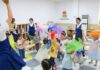 Chiny budują społeczeństwo przyjazne rodzicielstwu Nauczyciele bawią się z dziećmi w bezpłatnym ośrodku opieki w Shenzhen
