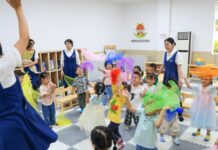 Chiny budują społeczeństwo przyjazne rodzicielstwu Nauczyciele bawią się z dziećmi w bezpłatnym ośrodku opieki w Shenzhen