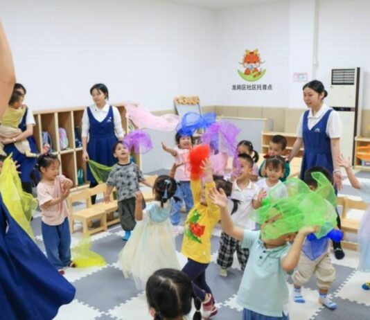 Chiny budują społeczeństwo przyjazne rodzicielstwu Nauczyciele bawią się z dziećmi w bezpłatnym ośrodku opieki w Shenzhen