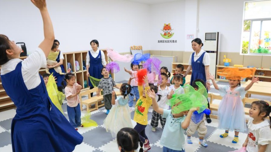 Opieka nad dziećmi w Shenzhen Nauczyciele bawią się z dziećmi w bezpłatnym ośrodku opieki w Shenzhen