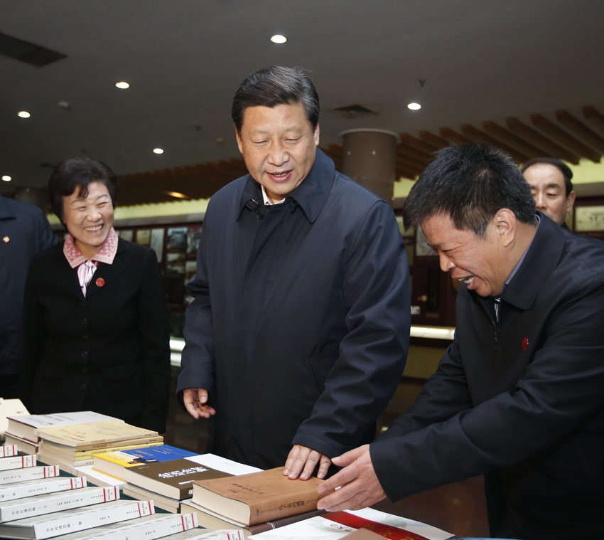 Xi Jinping w Instytucie Konfucjusza w Qufu Xi Jinping podczas wizyty w Instytucie Konfucjusza w Qufu