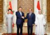 Xi Jinping zakończył wizytę w Egipcie. Nowe porozumienia gospodarcze i propozycja dla Bliskiego Wschodu Xi Jinping w Egipcie z Peng Liyuan, Abdelem Fattahem el-Sisim i Entissar el-Sisi w Kairze