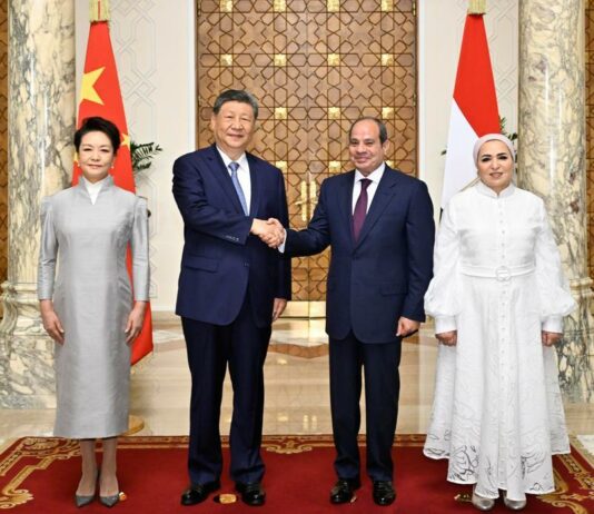 Xi Jinping zakończył wizytę w Egipcie. Nowe porozumienia gospodarcze i propozycja dla Bliskiego Wschodu Xi Jinping w Egipcie z Peng Liyuan, Abdelem Fattahem el-Sisim i Entissar el-Sisi w Kairze