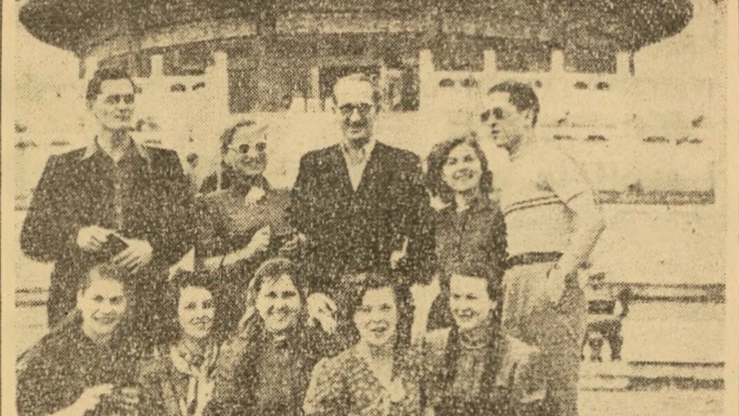 „Mazowsze” w Chinach – Pekin 1953 Członkowie zespołu „Mazowsze” przed Świątynią Nieba w Pekinie podczas tournée po Chinach w 1953 roku