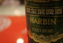Polak założył pierwszy browar Harbinu. Tak narodziła się najstarsza marka piwa w Chinach Butelka piwa Harbin z etykietą „1900”, nawiązującą do początków marki w Harbinie.