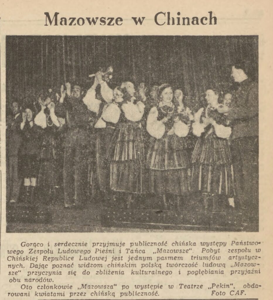 Członkowie zespołu „Mazowsze” z kwiatami po występie w Teatrze Pekin podczas tournée po Chinach w 1953 roku
