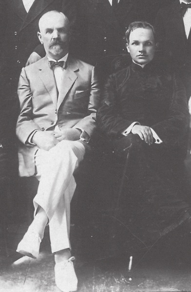 Władysław Kowalski po lewej i ksiądz Antoni Leszczewicz siedzący obok siebie w Harbinie w 1920 roku.