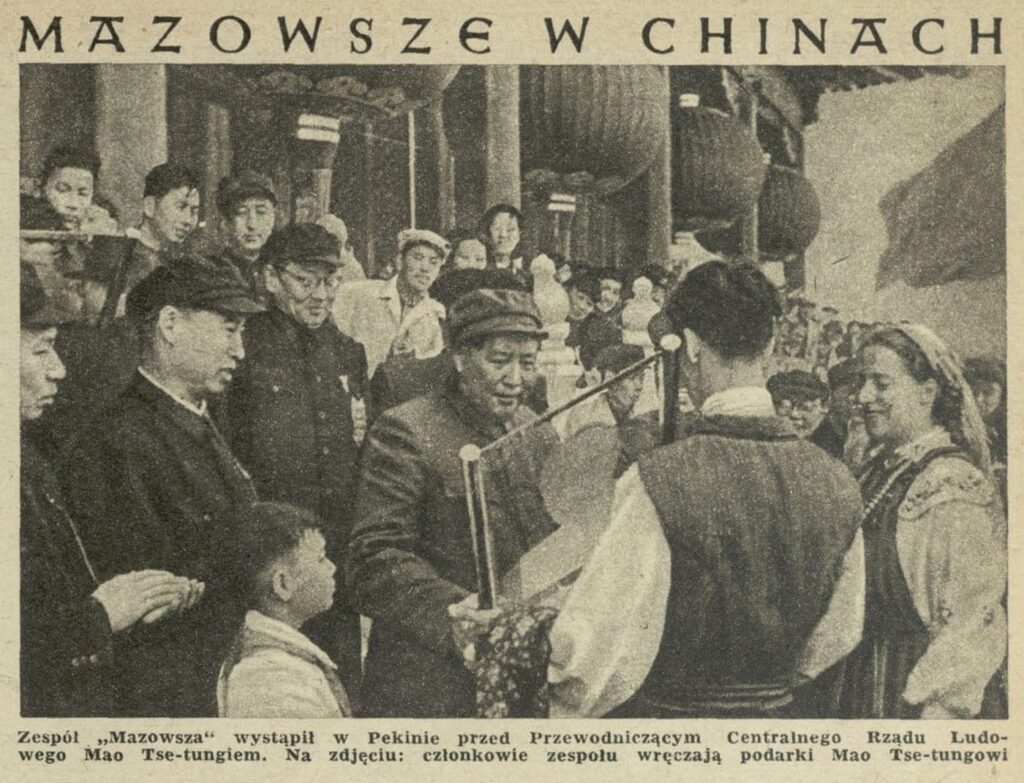 Członkowie zespołu „Mazowsze” wręczają podarki Mao Zedongowi podczas pobytu w Pekinie w 1953 roku
