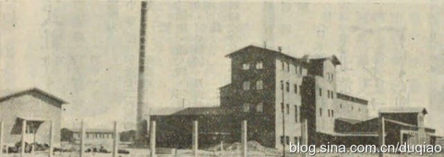 Zakład piwowarski w Harbinie w 1938 roku, z budynkami fabrycznymi i kominem.