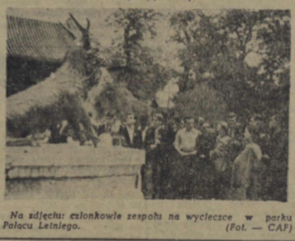 Członkowie zespołu „Mazowsze” podczas wycieczki w parku Pałacu Letniego w Pekinie w 1953 roku