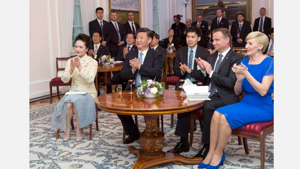 Xi Jinping i Peng Liyuan z Andrzejem Dudą i Agatą Kornhauser-Dudą podczas koncertu zespołu „Mazowsze” w Belwederze w 2016 roku