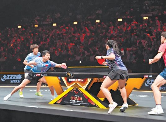 WTT China Smash ruszył w Pekinie. Światowa czołówka gra w dawnej hucie Yuan Licen i Wang Yidi podczas meczu miksta WTT China Smash 2026 w Shougang Park w Pekinie