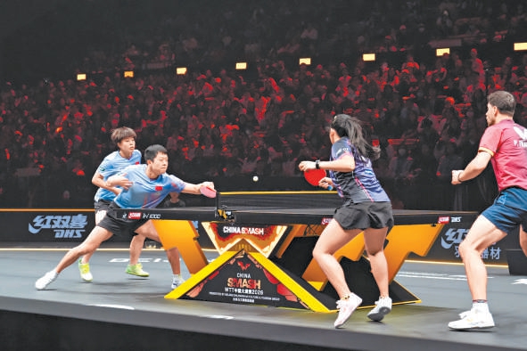 WTT China Smash 2026 – Yuan Licen i Wang Yidi w Shougang Park Yuan Licen i Wang Yidi podczas meczu miksta WTT China Smash 2026 w Shougang Park w Pekinie