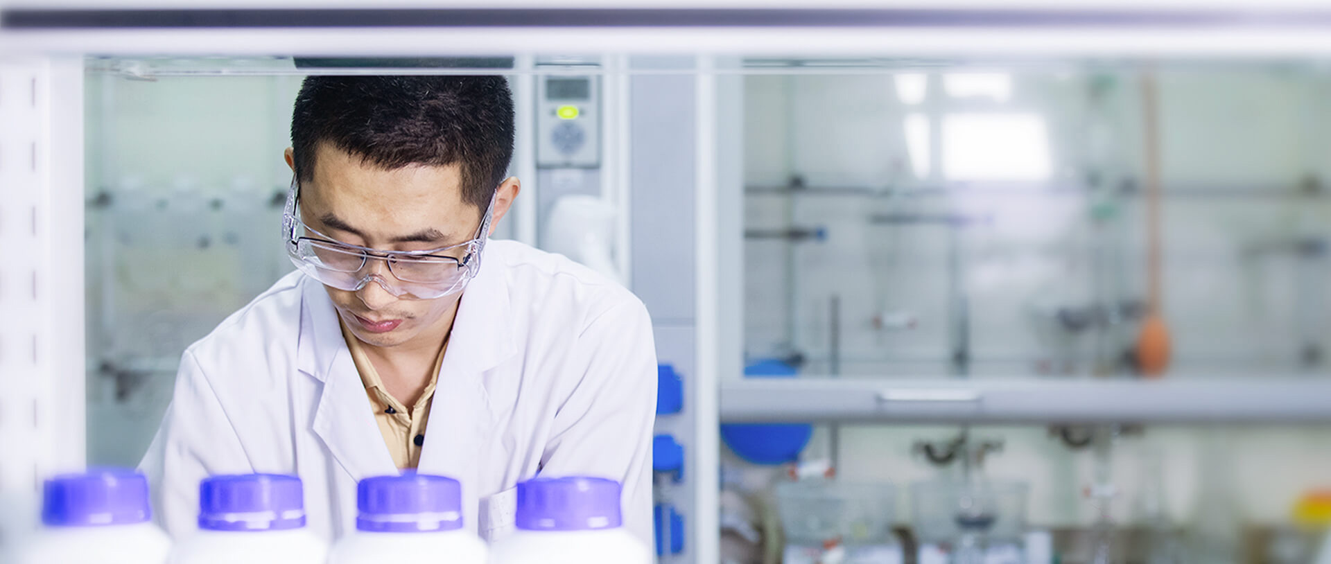 Naukowiec Abogen Biosciences pracuje w laboratorium nad technologią mRNA.