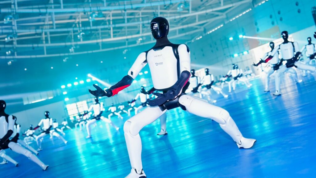 Robot humanoidalny AgiBot Expedition A3 wykonuje dynamiczny układ, w tle kolejne tańczące roboty