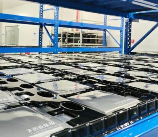 Chiny przyspieszają prace nad bateriami stałostanowymi Ogniwa baterii Talent New Energy w zakładzie produkcyjnym w Chinach