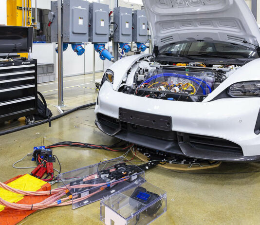 Zespół z Chin i Wielkiej Brytanii osiągnął 98,51 proc. sprawności w bezprzewodowym ładowaniu aut Samochód elektryczny podczas testu bezprzewodowego ładowania w Oak Ridge National Laboratory