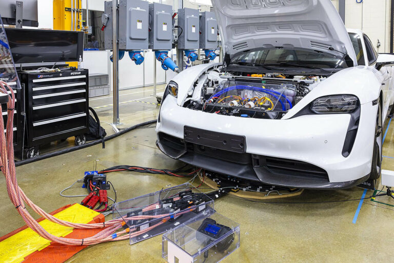 Samochód elektryczny podczas testu bezprzewodowego ładowania w Oak Ridge National Laboratory