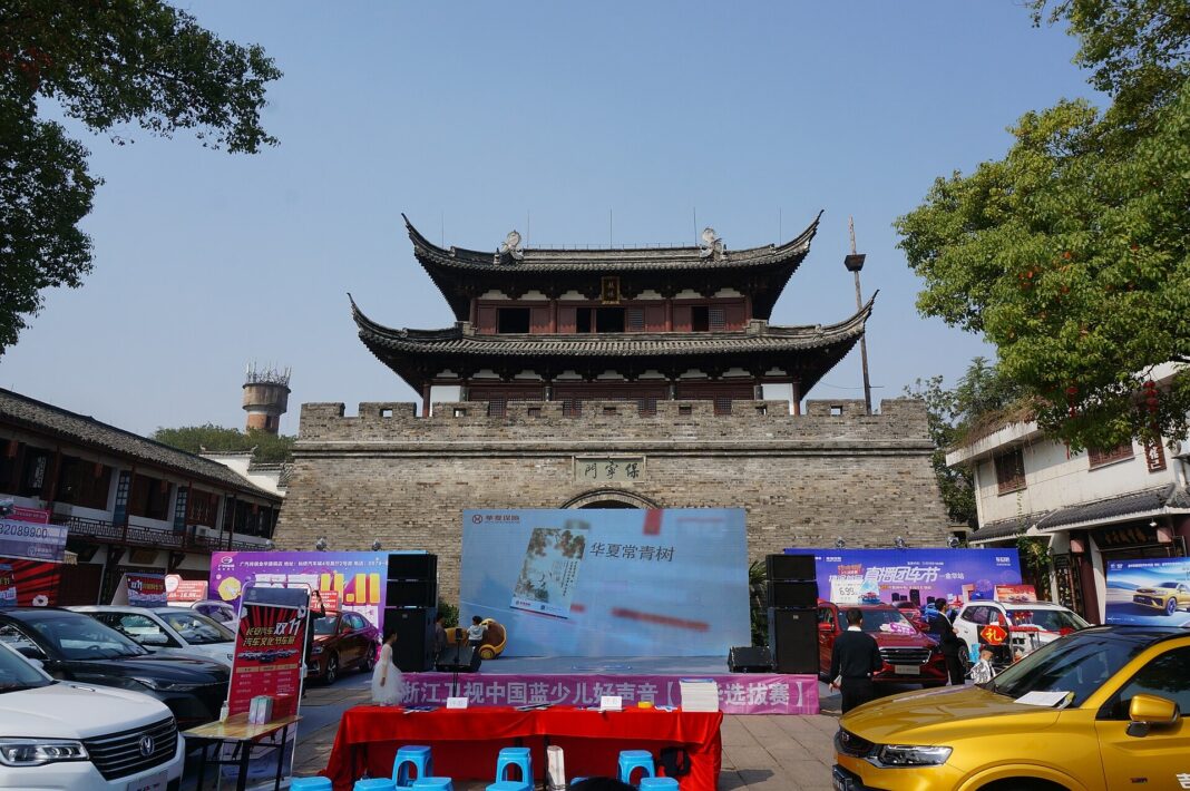 Brama Baoning w Guzi City w Jinhua Brama Baoning w historycznym Guzi City w Jinhua, w pobliżu miejsca testu dronowej sygnalizacji