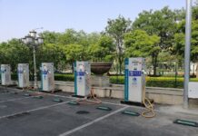 Świąteczny ruch elektryków w Chinach. Ładowanie na autostradach wzrosło o połowę Stacja ładowania samochodów elektrycznych State Grid w Pekinie