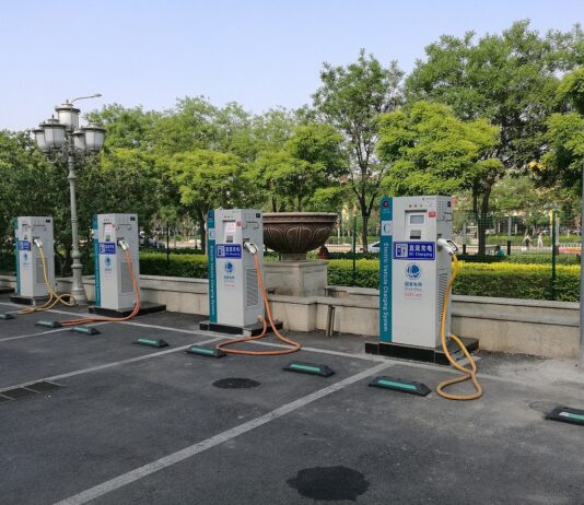 Świąteczny ruch elektryków w Chinach. Ładowanie na autostradach wzrosło o połowę Stacja ładowania samochodów elektrycznych State Grid w Pekinie