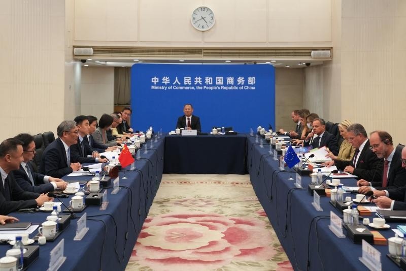 Delegacje Chin i Unii Europejskiej podczas rozmów handlowych w Pekinie 8–9 października 2026 roku