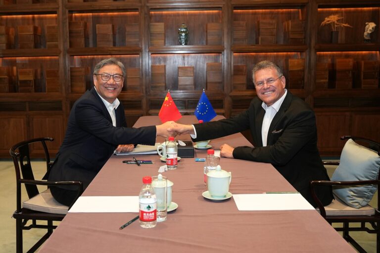 Wang Wentao i Maroš Šefčovič podają sobie dłonie przed rozmowami w Pekinie 8 października 2026 roku