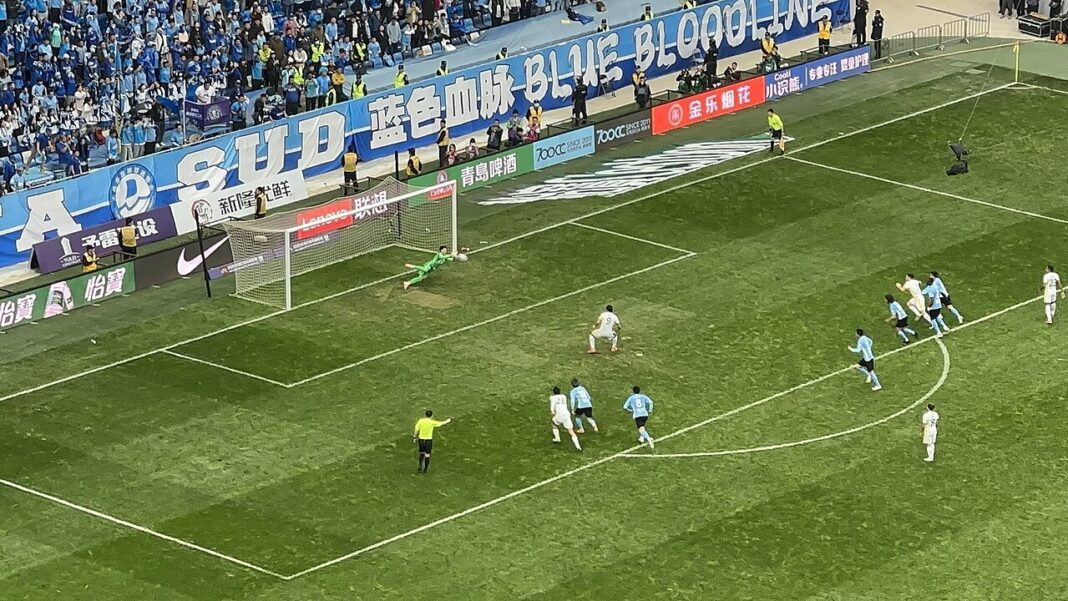 Stadion Suoyuwan w Dalian podczas meczu piłkarskiego Mecz piłkarski na stadionie Suoyuwan w Dalian z kibicami na trybunach