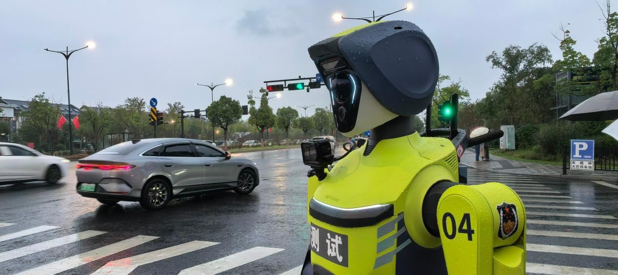 Robot DR02 stojący w deszczu przy skrzyżowaniu w Hangzhou