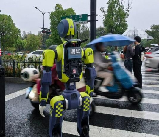 Roboty DR02 wyszły na ulice Hangzhou. Test w deszczu i świątecznym tłumie Humanoidalny robot DR02 podczas testu na mokrym skrzyżowaniu w Hangzhou