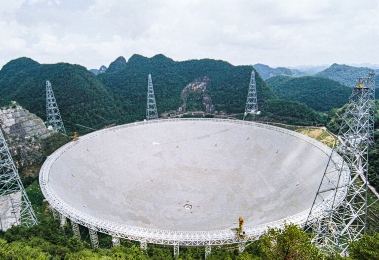 Wielka czasza radioteleskopu FAST w górach prowincji Guizhou w Chinach