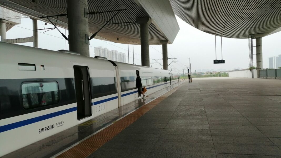 Pociąg G1652 na stacji Xiamen North Pociąg dużych prędkości G1652 na stacji Xiamen North w Chinach
