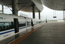 Przejechałeś swoją stację w chińskim pociągu? Nie wychodź. Możesz wrócić za darmo Pociąg dużych prędkości G1652 na stacji Xiamen North w Chinach