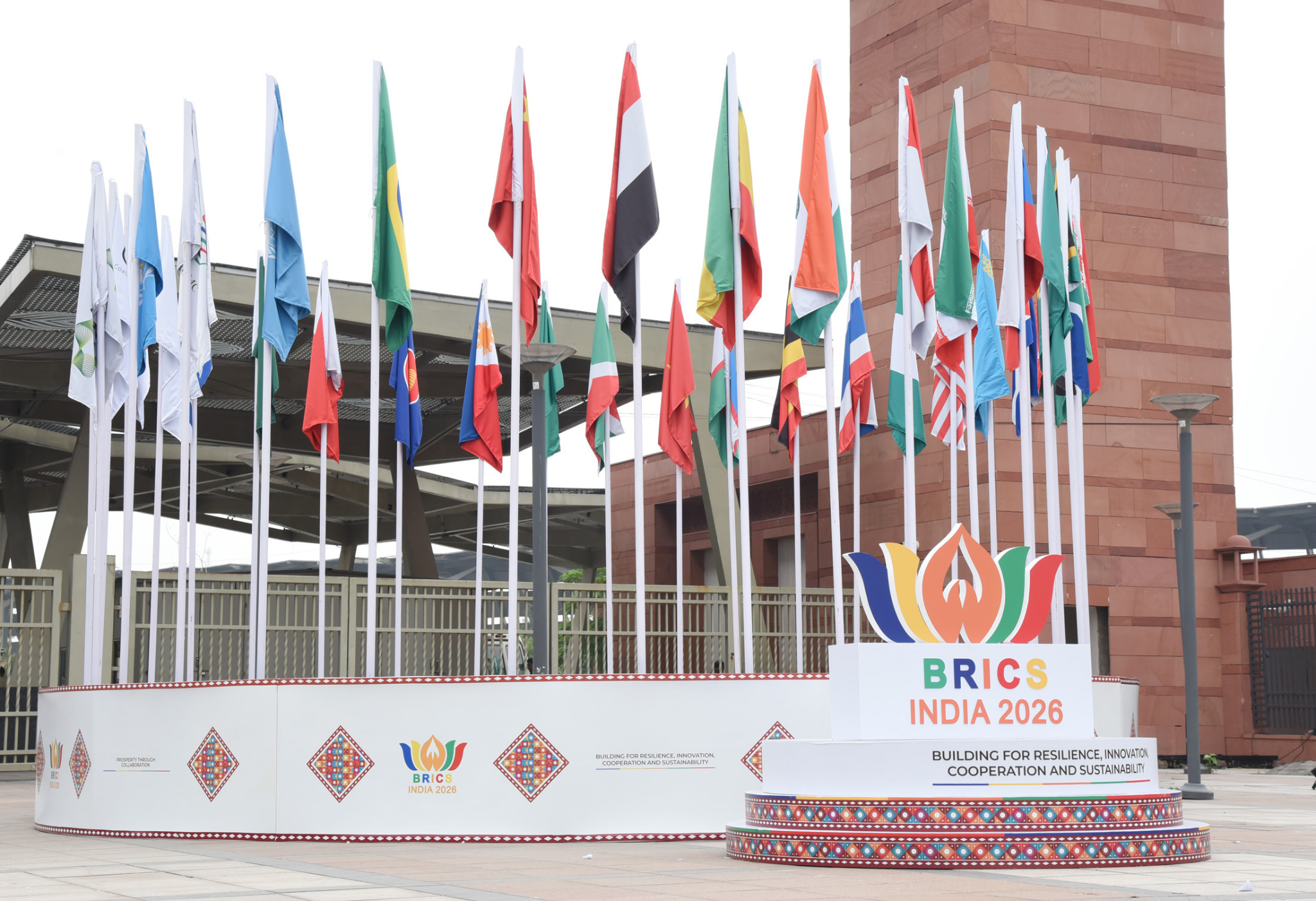 Flagi państw uczestniczących w szczycie BRICS 2026 i instalacja BRICS India 2026 w New Delhi.