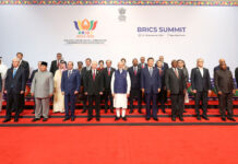 Globalne Południe (Global South) Uczestnicy szczytu BRICS 2026 w New Delhi pozują do wspólnego zdjęcia.