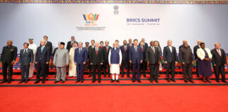 Globalne Południe (Global South) Uczestnicy szczytu BRICS 2026 w New Delhi pozują do wspólnego zdjęcia.
