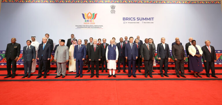 Uczestnicy szczytu BRICS 2026 w New Delhi pozują do wspólnego zdjęcia.