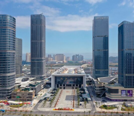 Hengqin z rekordem ruchu. Ponad 150 tys. odpraw między Zhuhai a Makau Hengqin Port w Zhuhai, przejście łączące Hengqin z Makau
